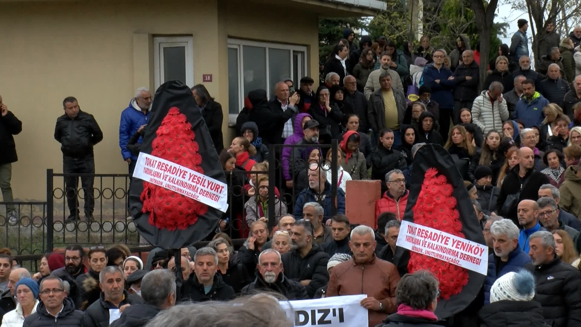Şengül hemşire kazada hayatını kaybetmişti: Yakınları olay yerine karanfil bıraktı