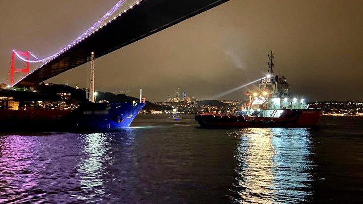 İstanbul Boğazı çift yönlü olarak gemi trafiğine kapatıldı