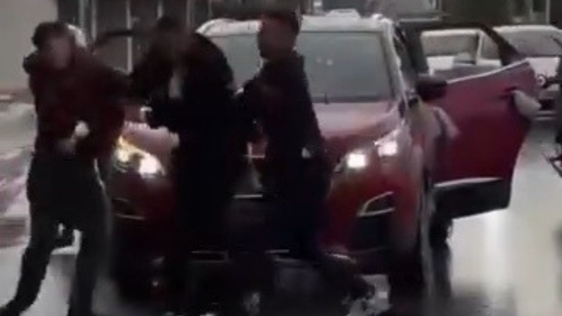 Para istemek için gelin arabasının önünü kesen kişi, damat ve yakınları tarafından darbedildi