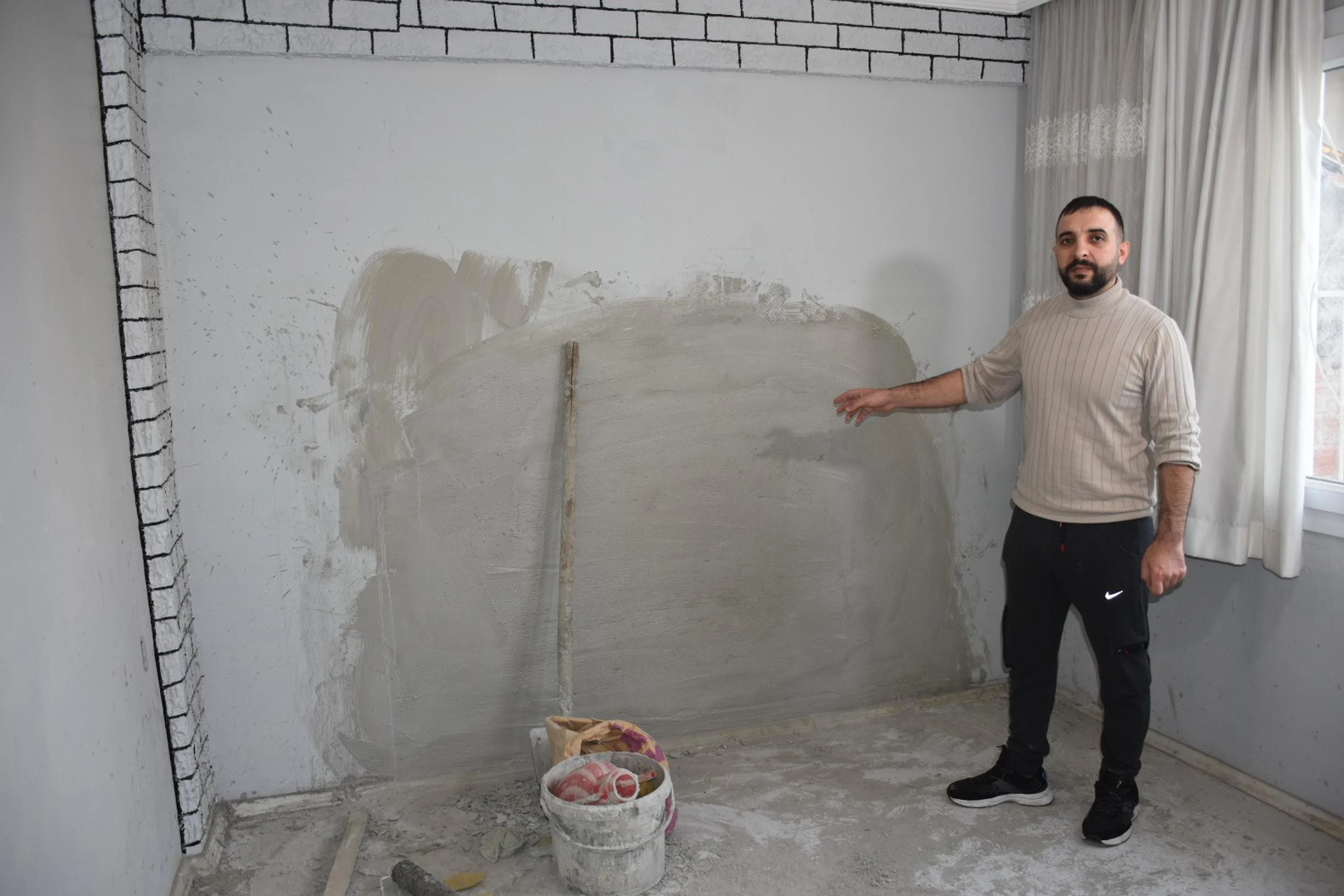 İzmir’de akıl almaz hırsızlık: Yan komşusunun duvarını balyozla kırıp eşyalarını çaldı, duvarı yeniden örüp sıva yaptı