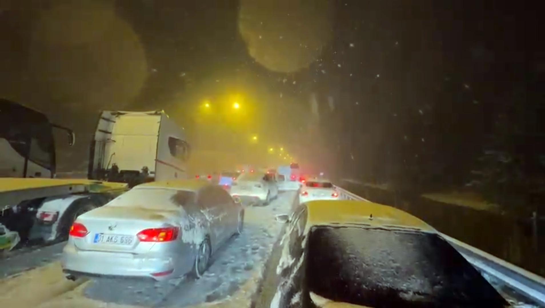 Bolu'da kar yağışı etkisini artırdı: Anadolu Otoyolu'nda ulaşım durdu