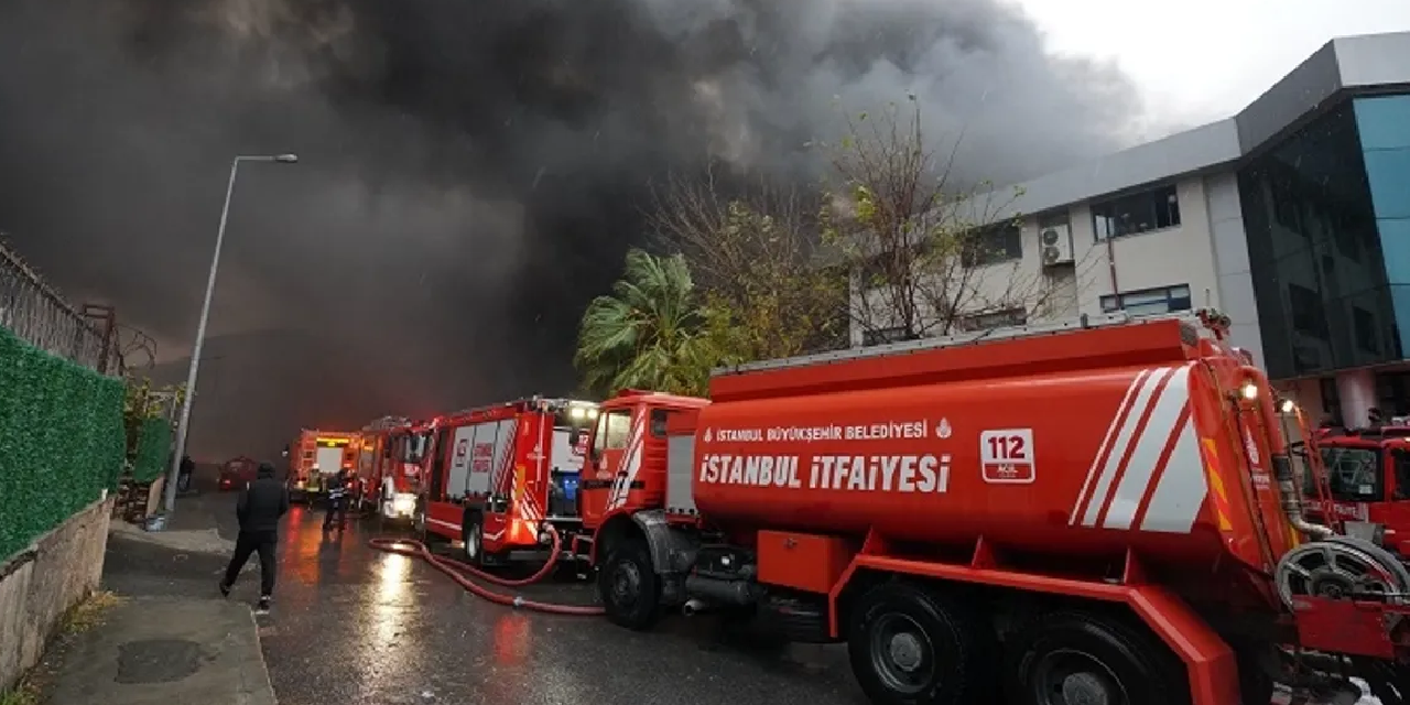 Beylikdüzü'ndeki fabrika yangını kısmen kontrol altına alındı
