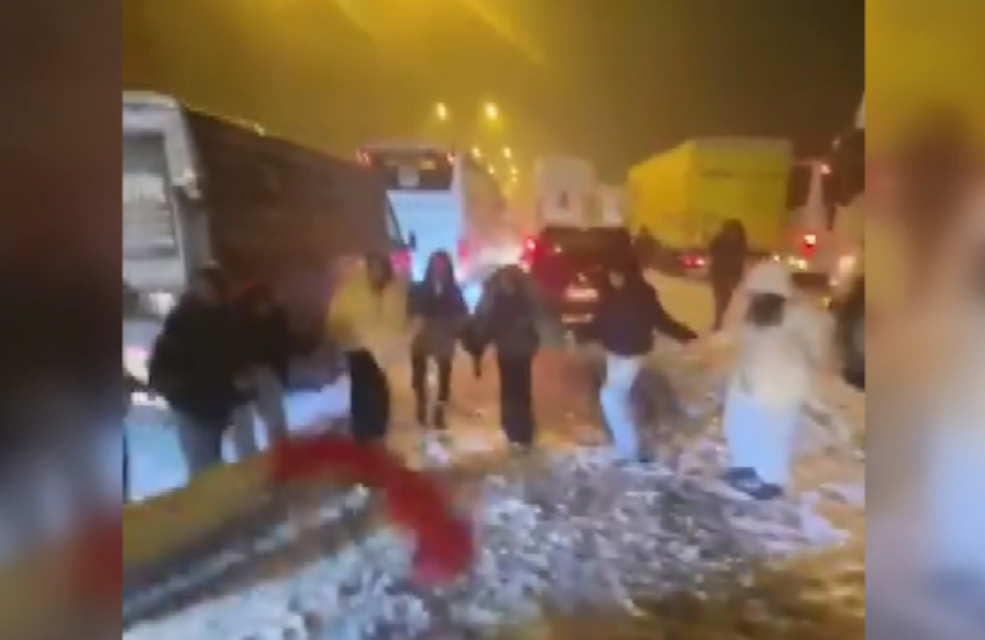 Kar nedeniyle yolda kalan yolcular halay çekti