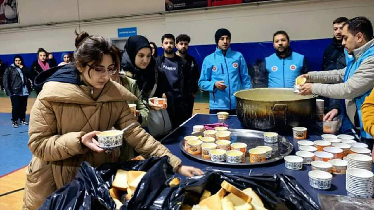 Malatya’da kar yağışı yolları kapattı: Yolda mahsur kalan 509 kişi misafirhanelere yerleştirildi