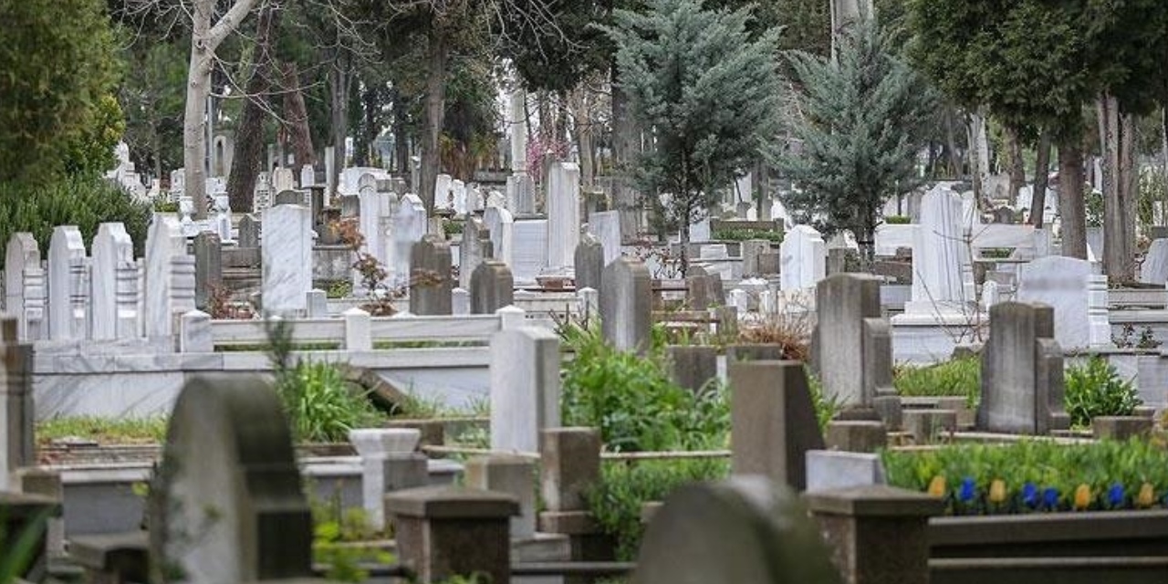 Ölümünü "dört gözle" beklemişler: Selası verilip mezarı kazılan kişi hayata tutundu