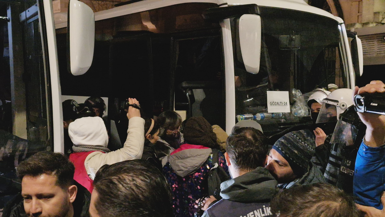 25 Kasım'da kadınlar darp edilerek gözaltına alındı