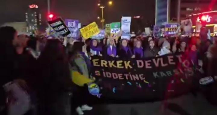 Diyarbakır'da kadınlar 'jin, jiyan, azadi' sloganıyla yürüyor