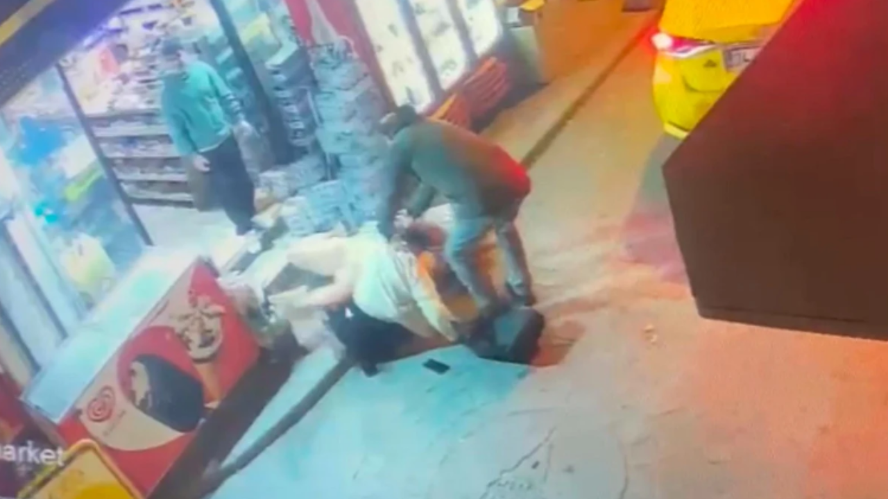 Taksim'de Amerikalı kadın eşini yaralayıp sokakta yürüyenlere saldırdı