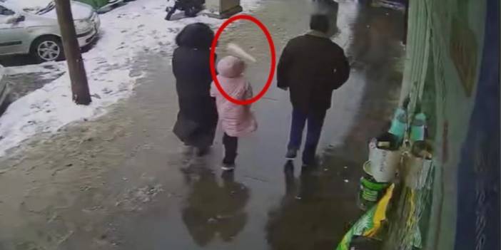 Kaldırımda yürürken üzerlerine buz sarkıtı düştü