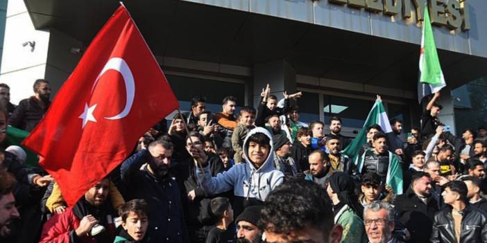 Şam düştü: Suriyeliler Hatay'da da meydanları doldurdu