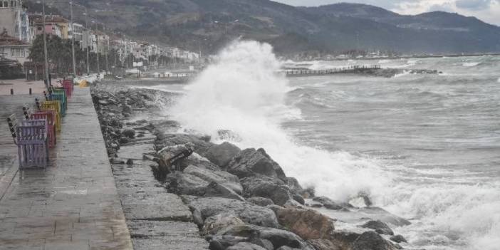 Karadeniz'de fırtına: Dalga boyu 2 metreye ulaştı