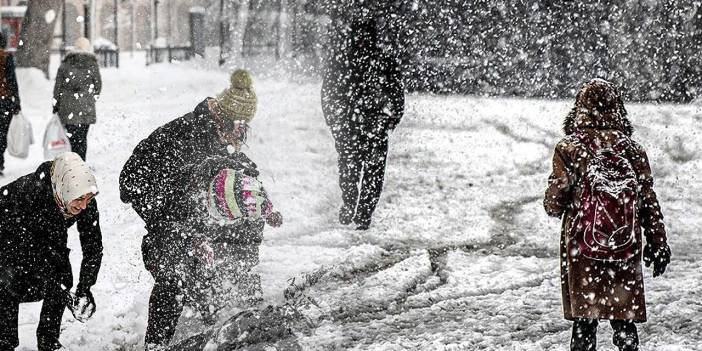 Meteoroloji uyarmıştı: Ardahan'da eğitime kar engeli