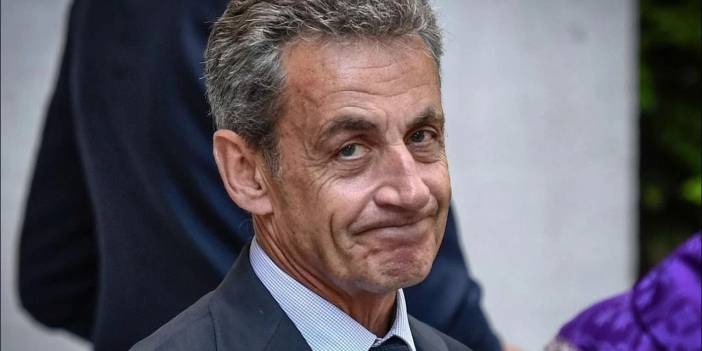 1 yıl boyunca artık ancak pencereden Sarkozy