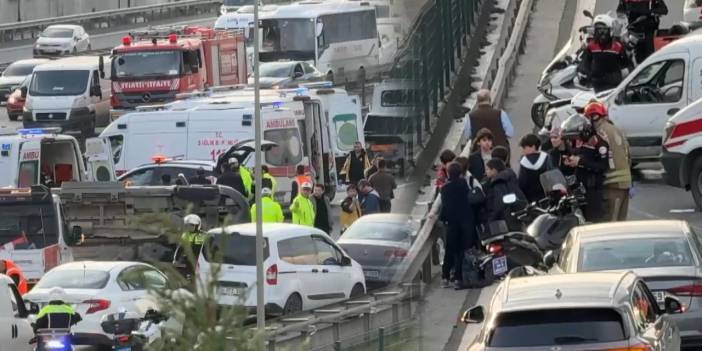 İstanbul TEM'de öğrenci servisi devrildi: Hostes ve 9 öğrenci yaralandı