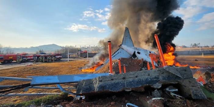 Güney Kore'de yolcu uçağı inişte kontrolden çıktı: Çok sayıda ölü var