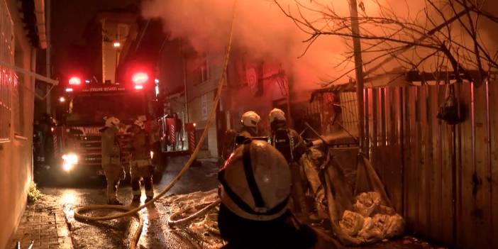 Beyoğlu’nda korkutan yangın: Ahşap binanın çatısı alevlere teslim oldu