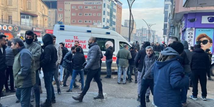 Sokak ortasında bıçaklı kavga: 3 yaralı