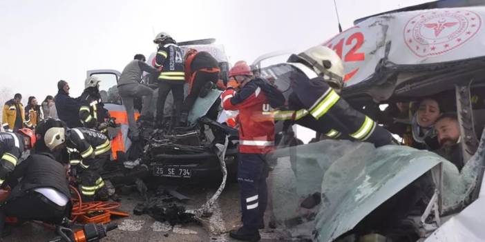 Kaza ihbarına giden ambulans TIR'a çarptı: 3 yaralı