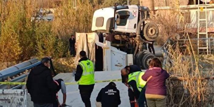 Hatay’da köprü üzerinden kamyon geçerken çöktü