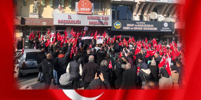 Şehit ailelerinden MHP'ye protesto: İl binasına siyah çelenk bıraktılar