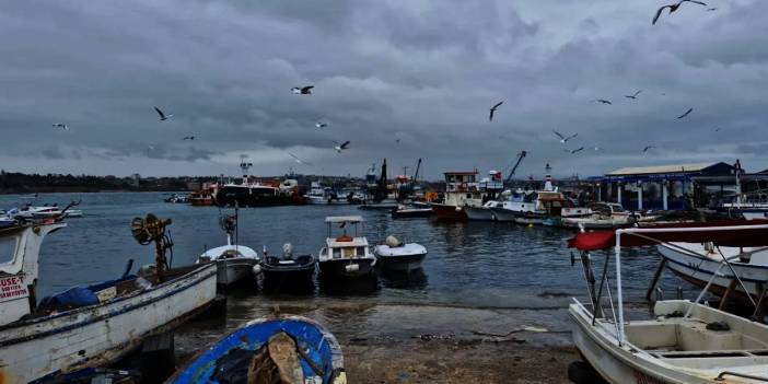 Tekirdağ'da şiddetli fırtına: Uçuşlar iptal oldu, balıkçılar denize açılamadı