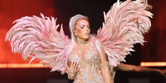 Ajda Pekkan konser sırasında tiyatroyu terk eden seyircilerine tepki gösteri