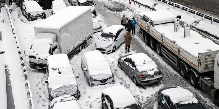 İstanbul'da beklenen kar fırtınası başladı: Okullar tatil olacak mı?