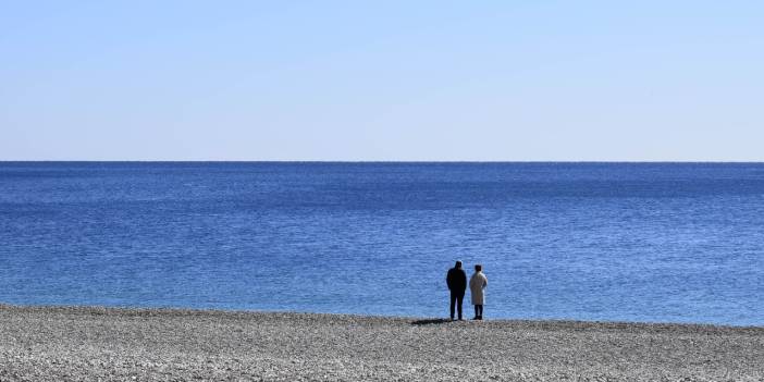 Soğuk hava Antalya'nın sahillerini boş bıraktı: Konyaaltı sahili ıssız kaldı