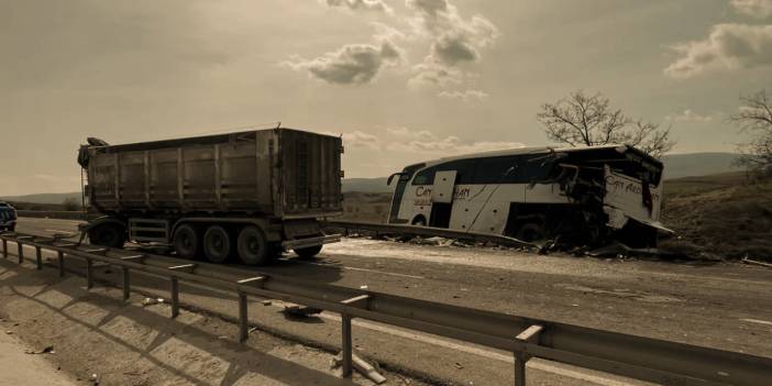 Bilecik’te feci kaza: TIR yolcu otobüsüne çarptı, çok sayıda yaralı var