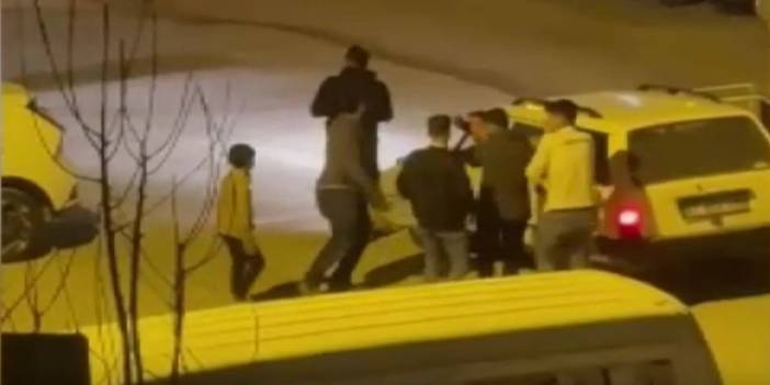 Ramazan davulcusunun önünü arabayla kesen 5 kişi halay çekti
