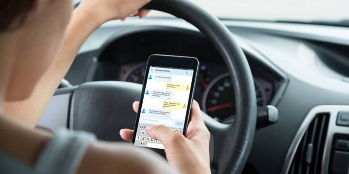 Arabada telefonla oynarken artık mideniz bulanmayacak