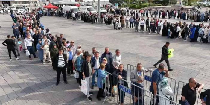 Ücretsiz olduğunu duyan akın etti! Metrelerce kuyruk oluştu, izdiham yaşandı