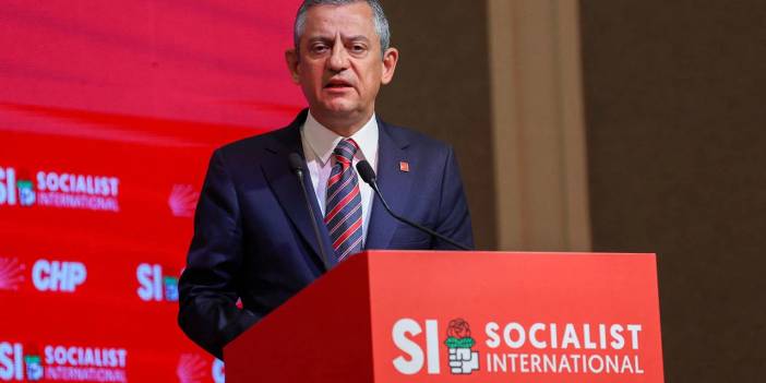 Özgür Özel, Sosyalist Enternasyonal'de konuştu: İktidar geleceğe darbe yapmaya kalktı