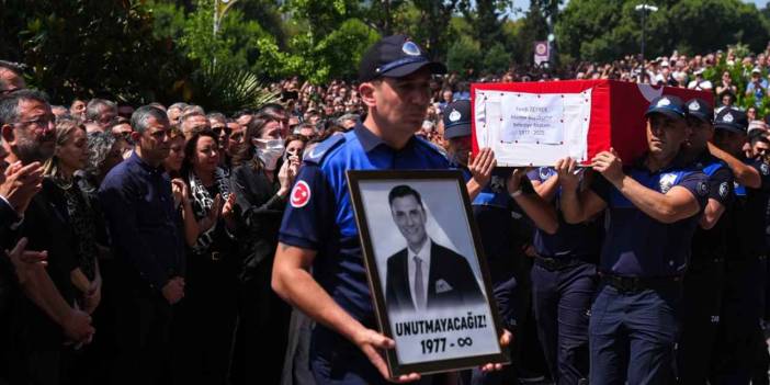 Manisa'da on binler Ferdi Zeyrek'i uğurladı: Özgür Özel gözyaşlarını tutamadı