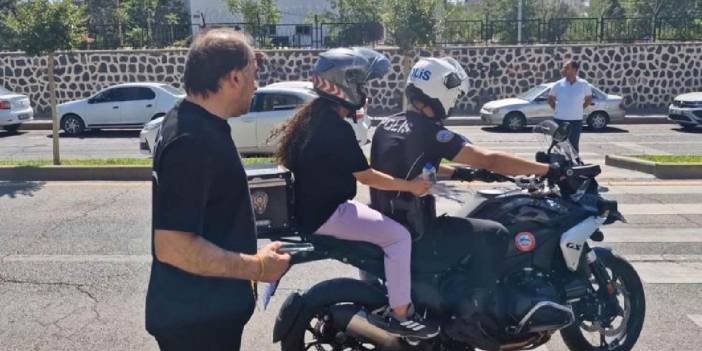 YKS gününde zamanla yarış: Sınava geciken öğrencilerin imdadına polisler yetişti