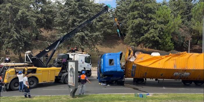 Bakırköy’de tır dehşeti: Üst geçide çarpan tır, İETT otobüsünün üzerine devrildi, 6 yaralı var!