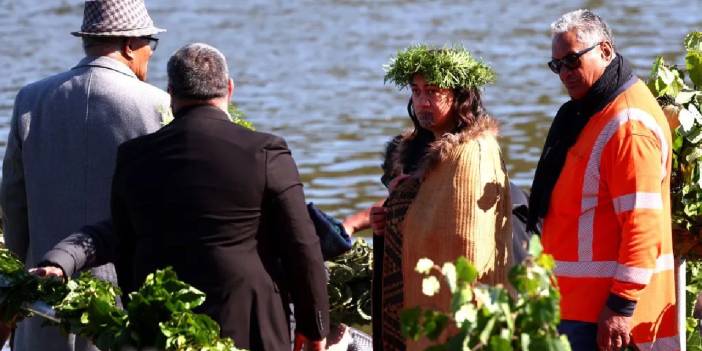 Babasının gömülmesiyle yeni Maori kraliçesi taç giydi