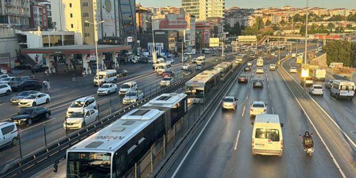 Metrobüsün tekerlekleri fırladı: Yolcular faciadan döndü!