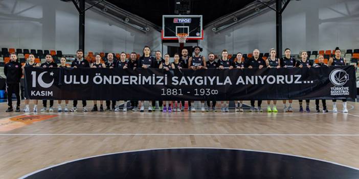 A Milli Kadın Basketbol Takımı'ndan Slovakya maçı öncesi Atatürk'e saygı duruşu