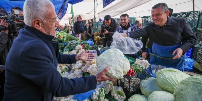 Özgür Özel pazar önlüğünü giydi, pazarda lahana sattı