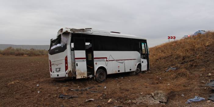 Cenaze yolunda feci kaza: Midibüs devrildi, 29 kişi yaralandı