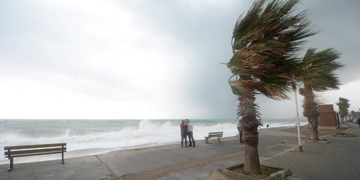 İstanbul'da fırtına alarmı: Meteoroloji saat verip uyardı