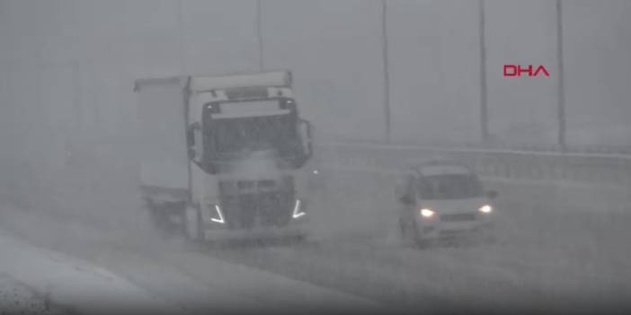 Kuzey Marmara otoyolunda ulaşım kar yağışı nedeniyle aksıyor