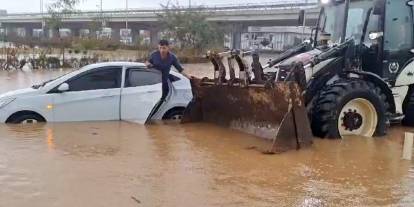 Antalya'da sağanak etkisi: Göle dönen yollarda mahsur kaldılar