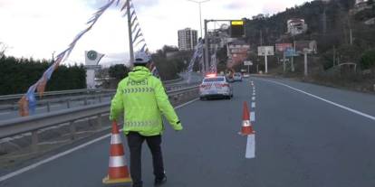 Rize’de AKP bayrakları polis ve zabıta eşliğinde asıldı