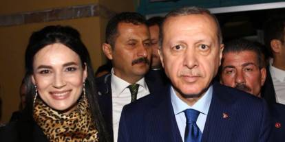 AKP’li vekil Seda Sarıbaş Erdoğan’ın elini öptü ve harçlığı kaptı