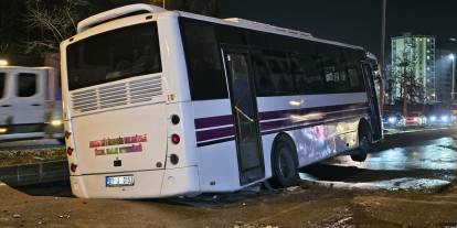 Adana’da yolda oluşan göçüğe halk otobüsü düştü