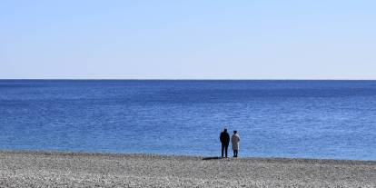 Soğuk hava Antalya'nın sahillerini boş bıraktı: Konyaaltı sahili ıssız kaldı