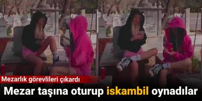 Mezar taşına oturup iskambil oynadılar