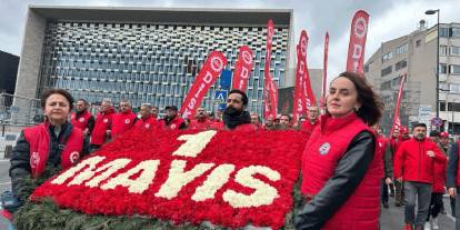 DİSK Taksim Cumhuriyet Anıtı'na çelenk bıraktı